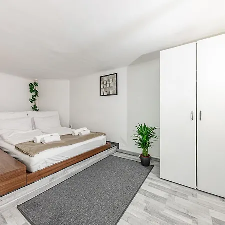 Westend Loft Chic 2br W Ac By Nyugati & M3 Metro Appartamento Budapest