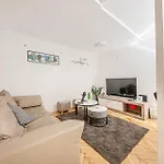 Westend Loft Chic 2br W Ac By Nyugati & M3 Metro Будапешт