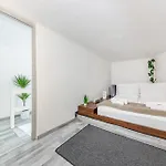 Westend Loft Chic 2br W Ac By Nyugati & M3 Metro * Будапешт